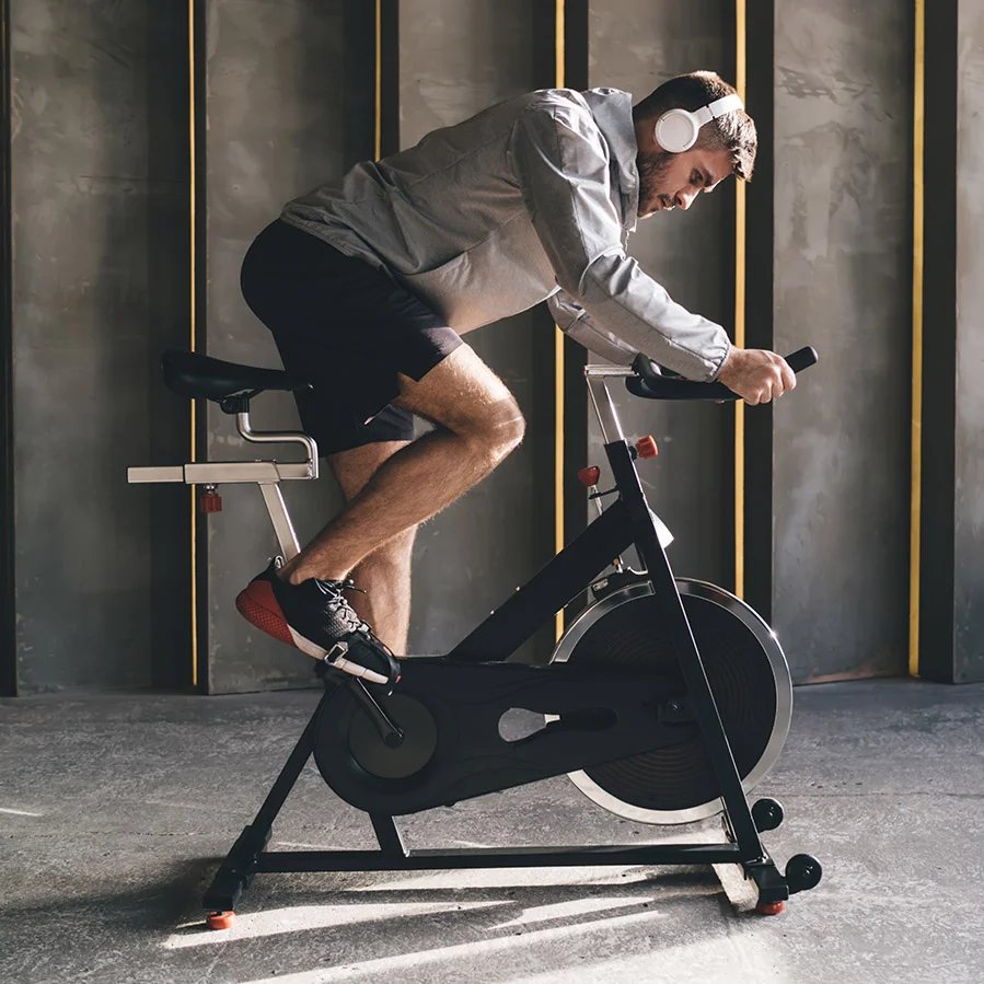 woman-doing-exercise-on-a-machine-in-a-gym